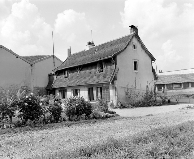 Logement du jardinier. Façade postérieure en 1981. SRI. Enquête régionale sur les bâtiments industriels (1979-1981). © Région Bourgogne-Franche-Comté, Inventaire du patrimoine