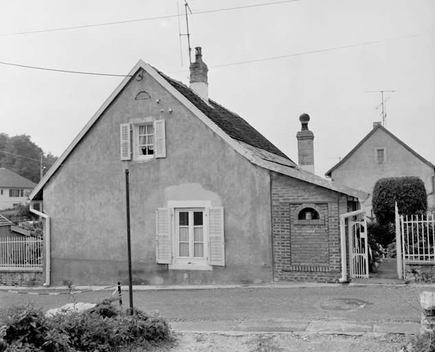 Maison au n° 10, rue des Mélèzes : façade sur rue en 1981. SRI. Enquête régionale sur les bâtiments industriels (1979-1981). © Région Bourgogne-Franche-Comté, Inventaire du patrimoine