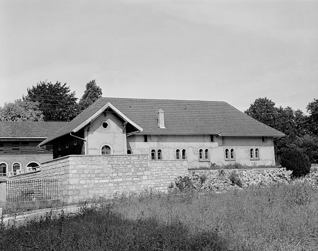 Façade sud des écuries en 1981. SRI. Enquête régionale sur les bâtiments industriels (1979-1981). © Région Bourgogne-Franche-Comté, Inventaire du patrimoine