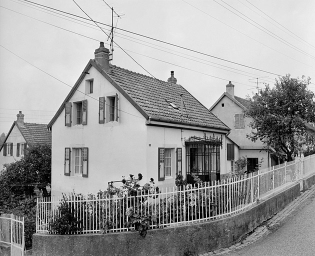 Maison individuelle rue du Réveille-matin : vue de trois quarts. SRI. Enquête régionale sur les bâtiments industriels (1979-1981). © Région Bourgogne-Franche-Comté, Inventaire du patrimoine