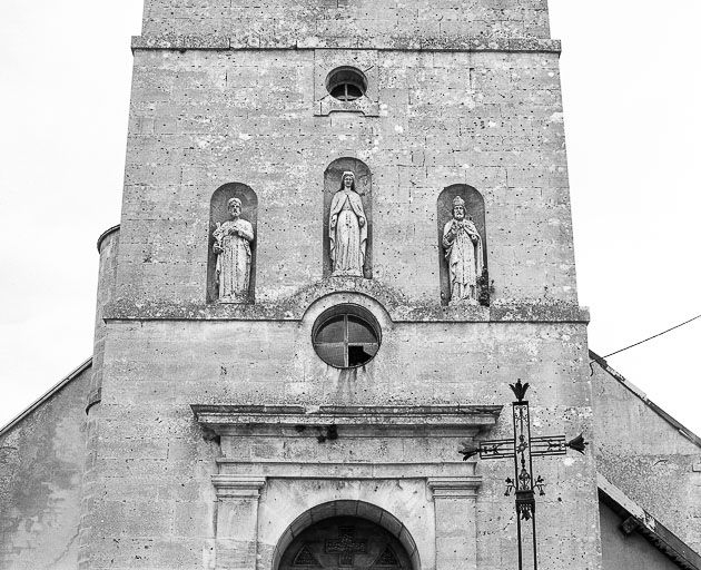 Ensemble de trois statues au-dessus du portail. © Région Bourgogne-Franche-Comté, Inventaire du patrimoine