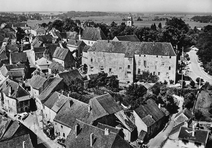 Vue aérienne de la Maison royale et du bas du village. © Région Bourgogne-Franche-Comté, Inventaire du patrimoine
