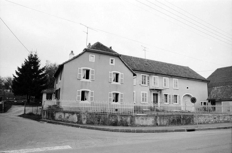 Vue de trois-quarts gauche. © Région Bourgogne-Franche-Comté, Inventaire du patrimoine Vue de trois-quarts gauche. © Région Bourgogne-Franche-Comté, Inventaire du patrimoine
