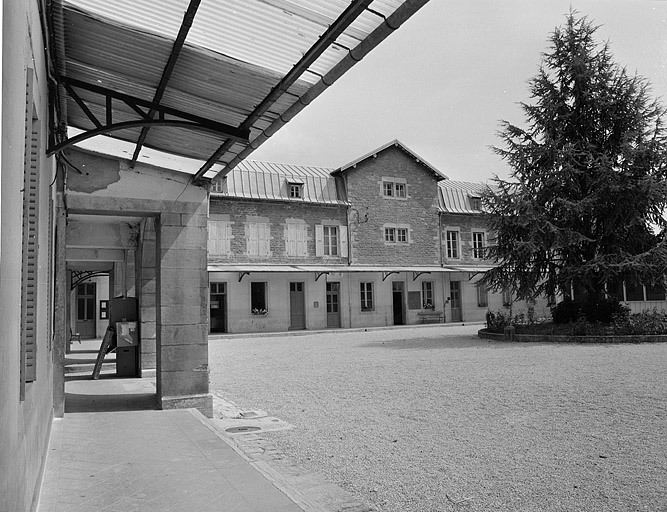 Cour intérieure, vue depuis le pavillon d'entrée. © Région Bourgogne-Franche-Comté, Inventaire du patrimoine