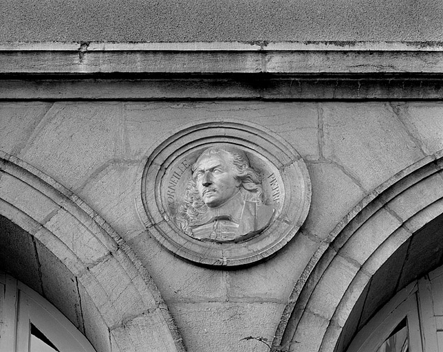 Médaillon ornant le rez-de-chaussée de la façade antérieure. © Région Bourgogne-Franche-Comté, Inventaire du patrimoine