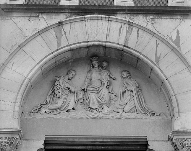 Eglise : tympan du portail de la façade principale. © Région Bourgogne-Franche-Comté, Inventaire du patrimoine Eglise : tympan du portail de la façade principale. © Région Bourgogne-Franche-Comté, Inventaire du patrimoine