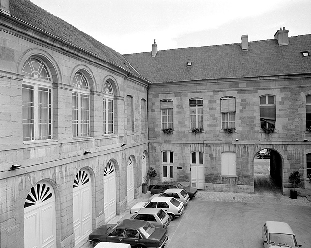 Cour intérieure : côtés nord et est. © Région Bourgogne-Franche-Comté, Inventaire du patrimoine
