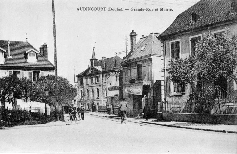 Vue de la Grande Rue et de la mairie © Région Bourgogne-Franche-Comté, Inventaire du patrimoine