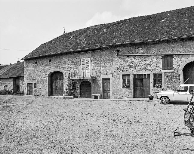 Vue de trois quarts droit. © Région Bourgogne-Franche-Comté, Inventaire du patrimoine