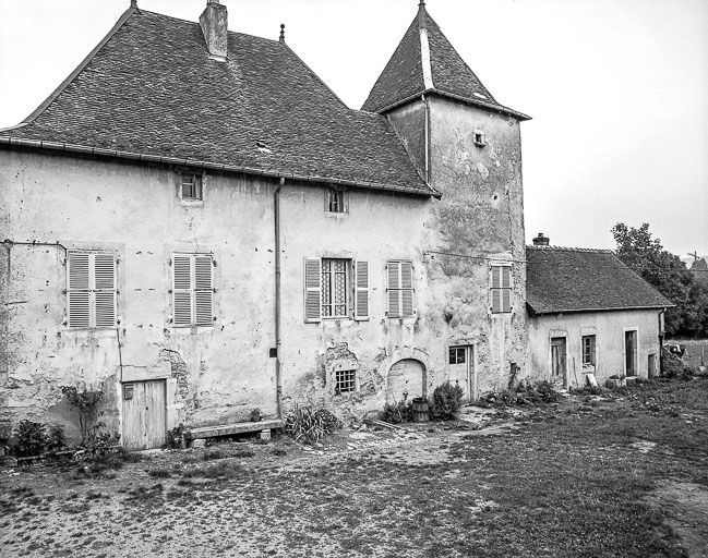 Le logis : façade sur cour. © Région Bourgogne-Franche-Comté, Inventaire du patrimoine
