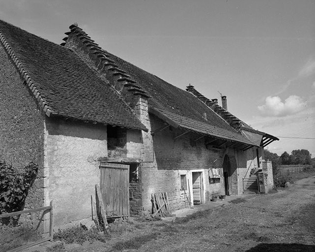 La ferme en face du moulin : façade antérieure vue de trois quarts gauche. © Région Bourgogne-Franche-Comté, Inventaire du patrimoine