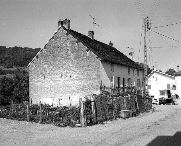 Façade antérieure et face gauche. © Région Bourgogne-Franche-Comté, Inventaire du patrimoine