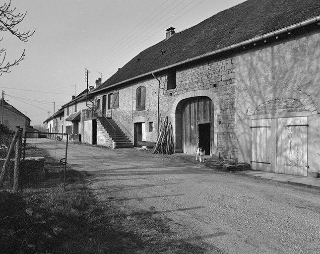 Façade antérieure, vue de trois quarts. © Région Bourgogne-Franche-Comté, Inventaire du patrimoine