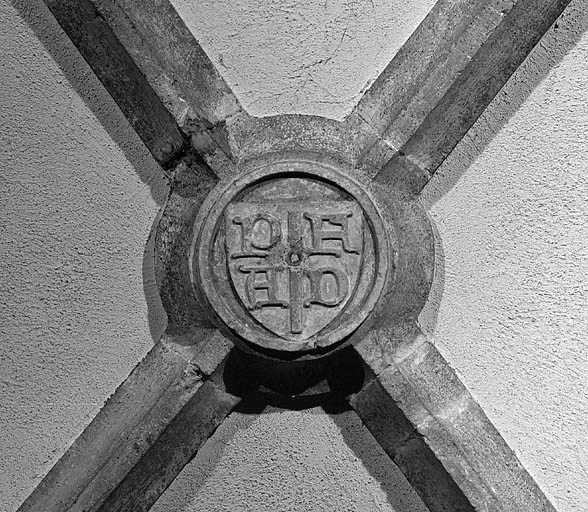 Eglise, clef de voûte de la deuxième chapelle gauche. © Région Bourgogne-Franche-Comté, Inventaire du patrimoine