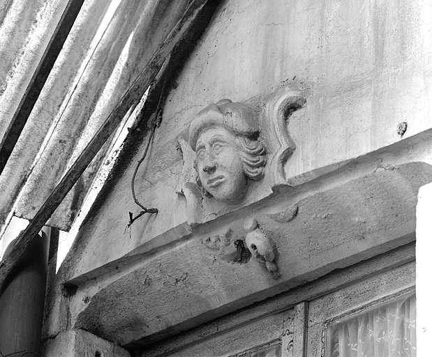 2e étage, masque au-dessus de la fenêtre de gauche. © Région Bourgogne-Franche-Comté, Inventaire du patrimoine