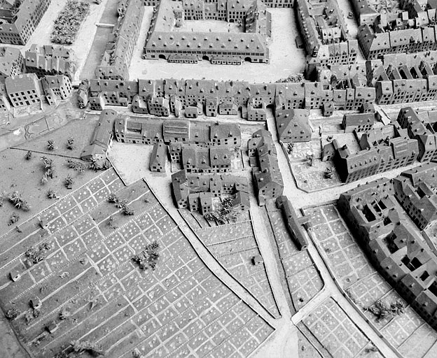 Vue d'ensemble : la façade sur la rue de la Planchette, 1823-1826. Extrait du plan-relief de 1823-1826, par R.G.I. Wild, échelle 1:1000 (conservé au Musée historique du Vieux Montbéliard). © Région Bourgogne-Franche-Comté, Inventaire du patrimoine