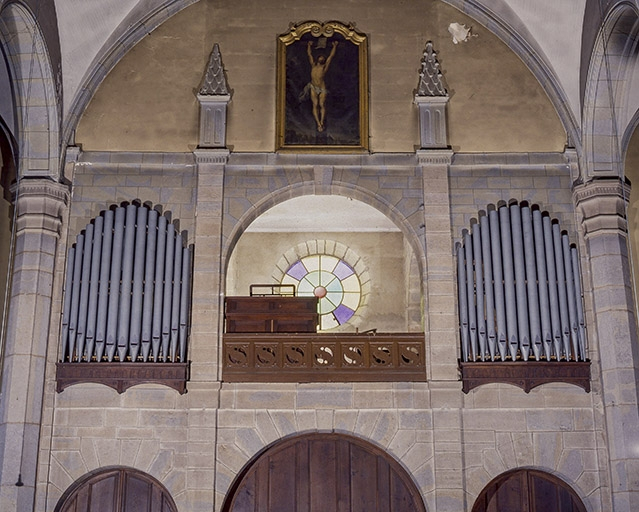 Vue générale de face en contre-plongée. © Région Bourgogne-Franche-Comté, Inventaire du patrimoine