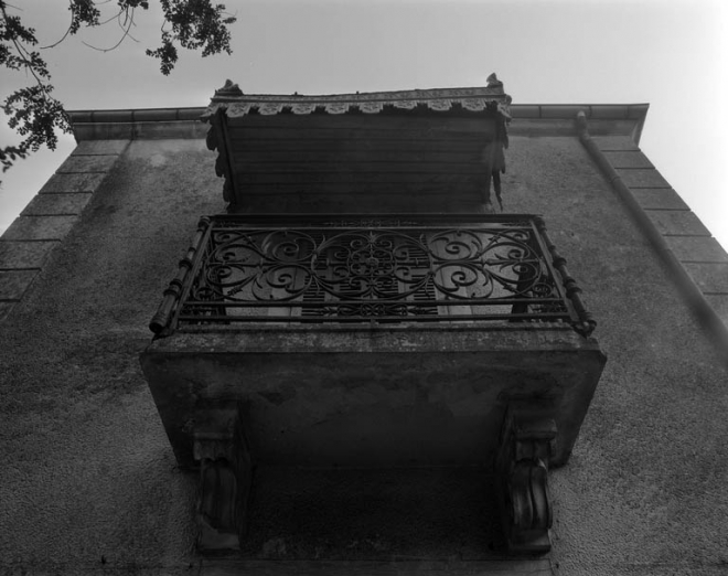 Vue du balcon de l'élévation latérale gauche. © Région Bourgogne-Franche-Comté, Inventaire du patrimoine