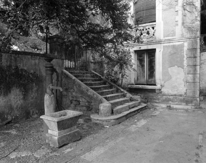 Vue de la fontaine (n° 1) et du pavillon de jardin (n° 1) depuis la cour. © Région Bourgogne-Franche-Comté, Inventaire du patrimoine