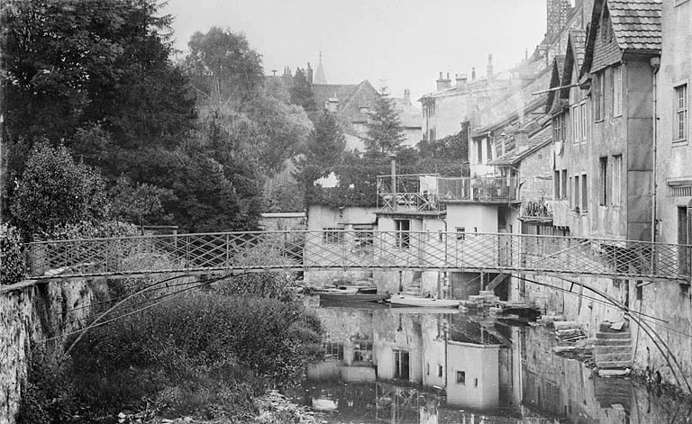 Passerelle de la maison 34, rue des Halles, milieu 20e siècle. © Région Bourgogne-Franche-Comté, Inventaire du patrimoine Passerelle de la maison 34, rue des Halles, milieu 20e siècle. © Région Bourgogne-Franche-Comté, Inventaire du patrimoine