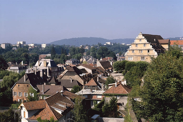 Quartier du Château et logis des Courtisans. © Région Bourgogne-Franche-Comté, Inventaire du patrimoine Quartier du Château et logis des Courtisans. © Région Bourgogne-Franche-Comté, Inventaire du patrimoine