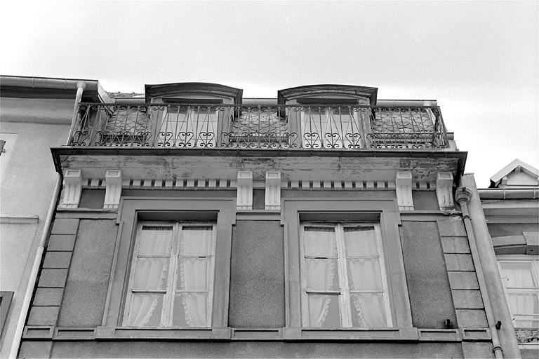 Maison 29, place Denfert-Rochereau. Fenêtres du deuxième étage de la façade principale. Dernier tiers 19e siècle. © Région Bourgogne-Franche-Comté, Inventaire du patrimoine