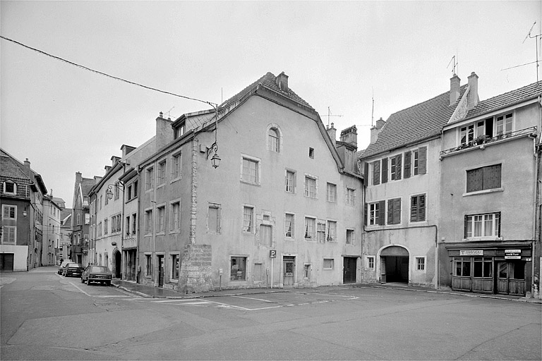 Vue d'ensemble de la place. © Région Bourgogne-Franche-Comté, Inventaire du patrimoine Vue d'ensemble de la place. © Région Bourgogne-Franche-Comté, Inventaire du patrimoine