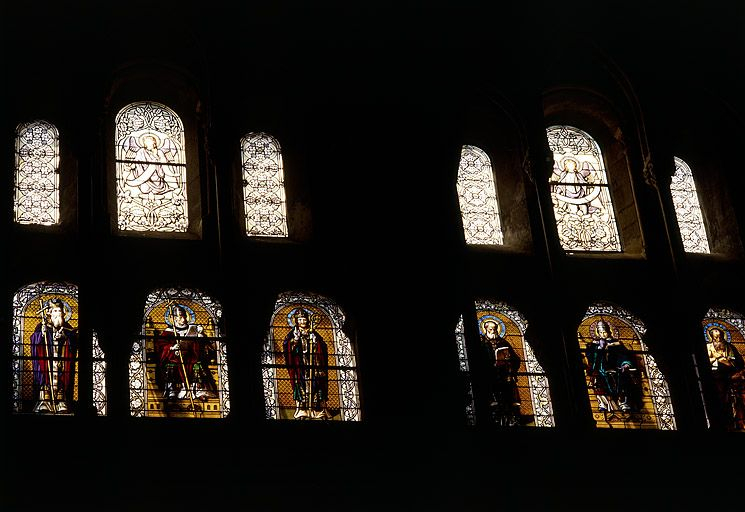 Baie 205 : le pape saint Damase entre saint Ambroise et saint Jérôme. Baie 207 : le pape Jules entre Basile le Grand et saint Hilaire. © Région Bourgogne-Franche-Comté, Inventaire du patrimoine