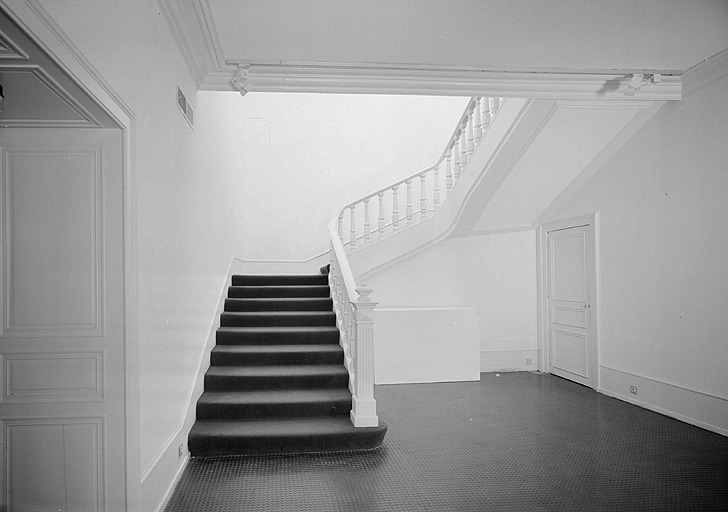 Escalier du corps de bâtiment principal. © Région Bourgogne-Franche-Comté, Inventaire du patrimoine