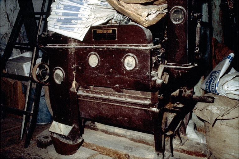 Intérieur : rez-de-chaussée, salle des meules, décortiqueuse dite floconneuse. © Région Bourgogne-Franche-Comté, Inventaire du patrimoine