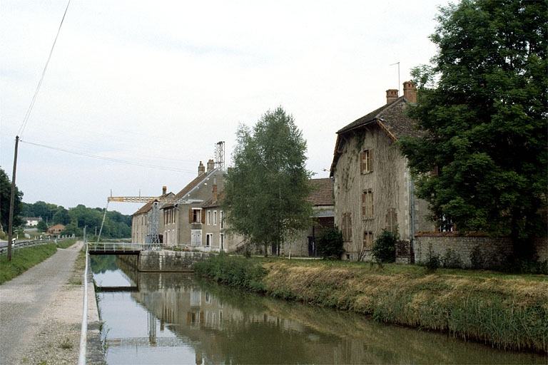 Vue d'ensemble depuis l'est. © Région Bourgogne-Franche-Comté, Inventaire du patrimoine