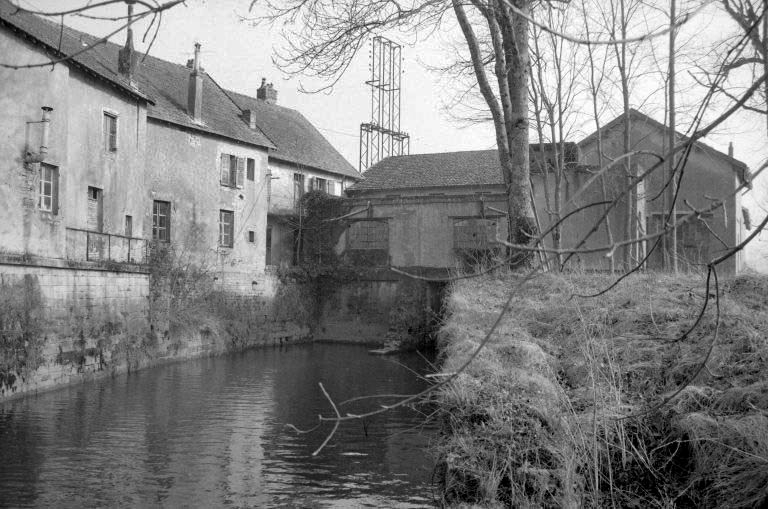 Maison, bâtiment d'eau et canal de fuite vus de l'ouest. © Région Bourgogne-Franche-Comté, Inventaire du patrimoine