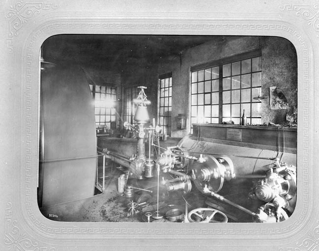 Machine à vapeur Farcot (actionnant le petit train de laminoirs), à la fin du 19e siècle. © Région Bourgogne-Franche-Comté, Inventaire du patrimoine Machine à vapeur Farcot (actionnant le petit train de laminoirs), à la fin du 19e siècle. © Région Bourgogne-Franche-Comté, Inventaire du patrimoine