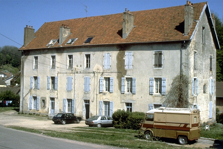 Façade antérieure vue de trois quarts droit. © Région Bourgogne-Franche-Comté, Inventaire du patrimoine Façade antérieure vue de trois quarts droit. © Région Bourgogne-Franche-Comté, Inventaire du patrimoine