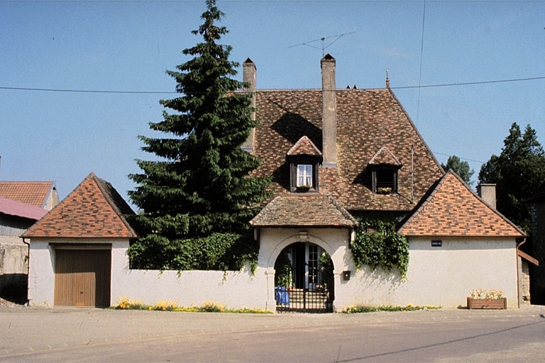 Vue d'ensemble depuis le sud. © Région Bourgogne-Franche-Comté, Inventaire du patrimoine Vue d'ensemble depuis le sud. © Région Bourgogne-Franche-Comté, Inventaire du patrimoine