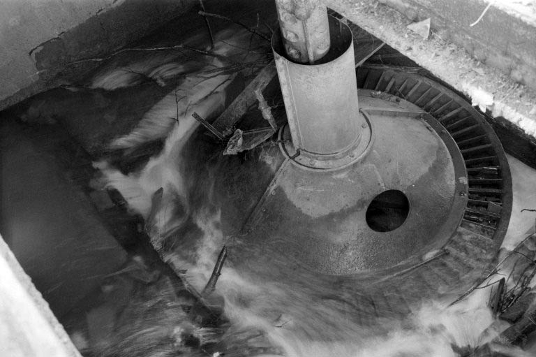 Forge Neuve. Bâtiment d'eau (L) : partie supérieure de la turbine. © Région Bourgogne-Franche-Comté, Inventaire du patrimoine Forge Neuve. Bâtiment d'eau (L) : partie supérieure de la turbine. © Région Bourgogne-Franche-Comté, Inventaire du patrimoine