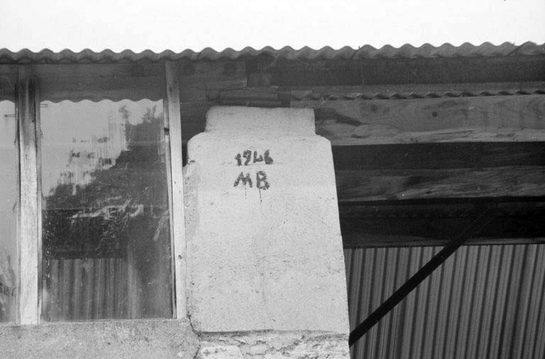 Atelier de fabrication (D) : date portée sur le pilier de l'angle est. © Région Bourgogne-Franche-Comté, Inventaire du patrimoine