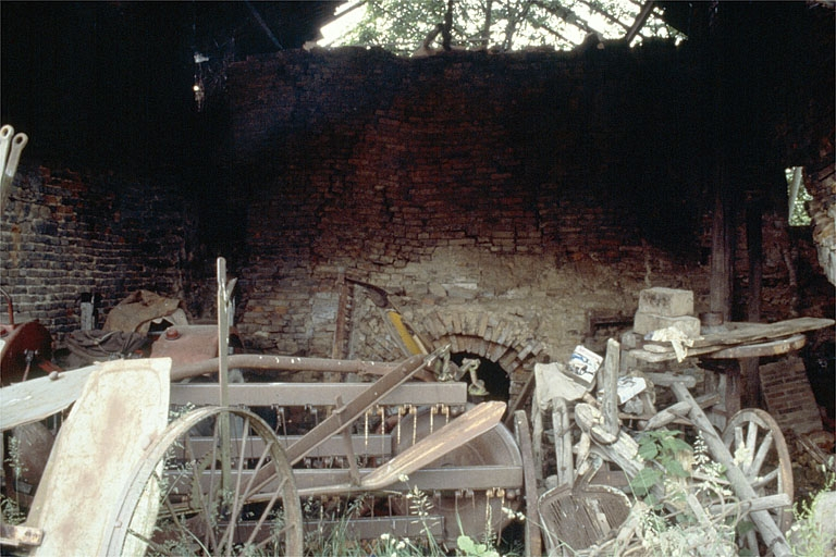 Bâtiment du four : foyer au centre, cendrier à droite. © Région Bourgogne-Franche-Comté, Inventaire du patrimoine