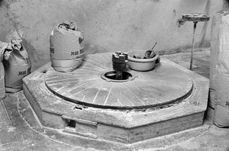 Minoterie (G), rez-de-chaussée : meule inférieure en cours de rhabillage. © Région Bourgogne-Franche-Comté, Inventaire du patrimoine