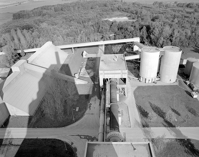 Stockage clinkers (D) et four rotatif, depuis le haut des silos. © Région Bourgogne-Franche-Comté, Inventaire du patrimoine