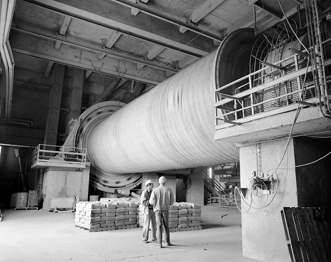 Atelier de fabrication : broyeur de clinkers. © Région Bourgogne-Franche-Comté, Inventaire du patrimoine