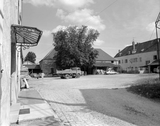 Vue d'ensemble de la cour. © Région Bourgogne-Franche-Comté, Inventaire du patrimoine
