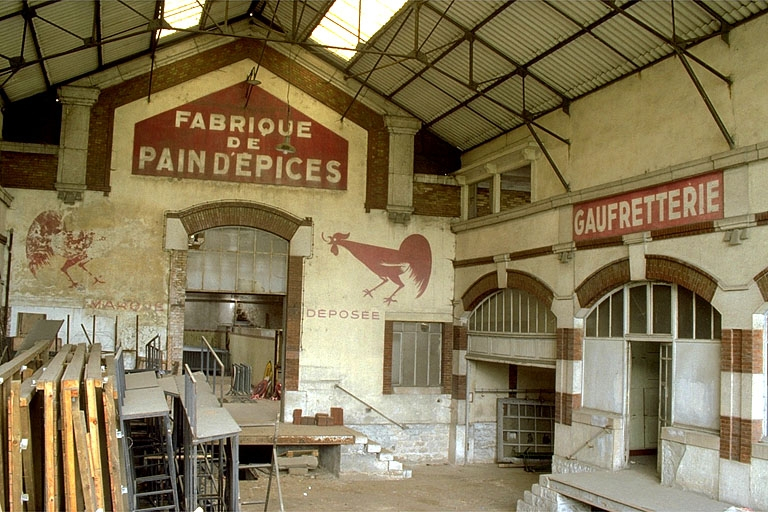 Cour couverte, atelier de fabrication (B2) et corps de bâtiment (A). © Région Bourgogne-Franche-Comté, Inventaire du patrimoine Cour couverte, atelier de fabrication (B2) et corps de bâtiment (A). © Région Bourgogne-Franche-Comté, Inventaire du patrimoine