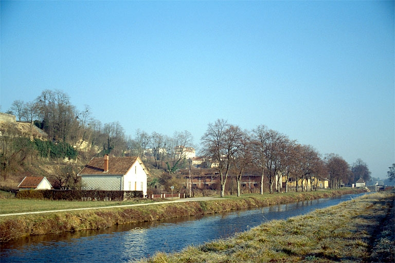 Vue d'ensemble, depuis le sud. Logement d'ouvriers (M) au premier plan. © Région Bourgogne-Franche-Comté, Inventaire du patrimoine