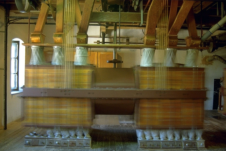 Atelier de fabrication (L), 3e étage : plansichter en fonctionnement. © Région Bourgogne-Franche-Comté, Inventaire du patrimoine