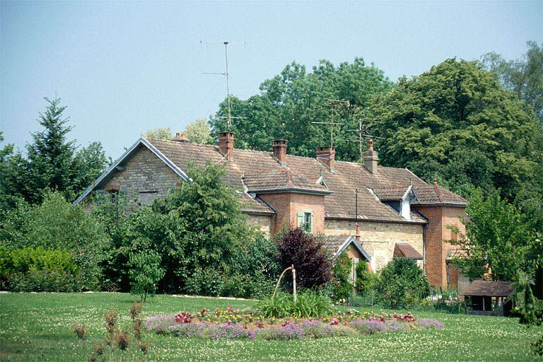 Logement de contremaître (Y) vu du sud-ouest. Cadastre : 1980 AK 134, 135, 139, 187. © Région Bourgogne-Franche-Comté, Inventaire du patrimoine Logement de contremaître (Y) vu du sud-ouest. Cadastre : 1980 AK 134, 135, 139, 187. © Région Bourgogne-Franche-Comté, Inventaire du patrimoine