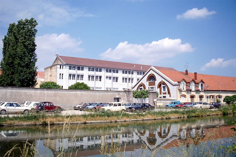 Bureaux (20) et atelier de coulage des moules (42), depuis le sud. © Région Bourgogne-Franche-Comté, Inventaire du patrimoine