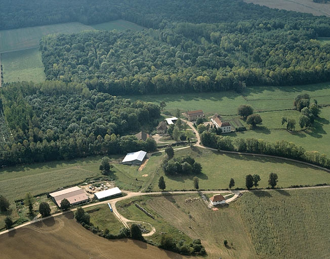 Vue aérienne depuis l'est en 1989. © Région Bourgogne-Franche-Comté, Inventaire du patrimoine Vue aérienne depuis l'est en 1989. © Région Bourgogne-Franche-Comté, Inventaire du patrimoine