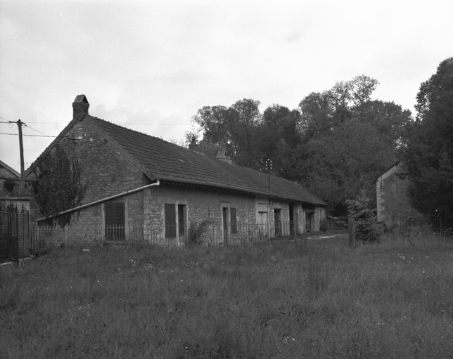 Logement ouvrier en rez-de-chaussée. Vue de trois quarts gauche en 1989. © Région Bourgogne-Franche-Comté, Inventaire du patrimoine