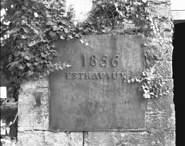 Plaque en fonte située à l'entrée du site en 1989. © Région Bourgogne-Franche-Comté, Inventaire du patrimoine
